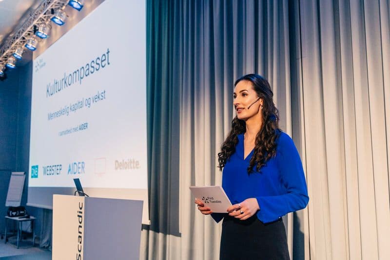 Hana Colakovic som konferansier under Kulturkompasset hos First Tuesday Bergen
