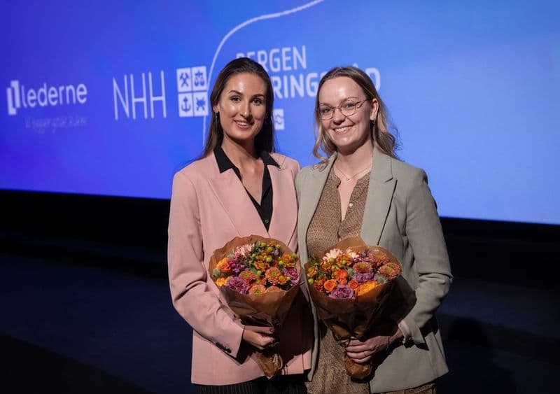 Hana Colakovic med blomsterbukett under kåringen av Årets Unge Ledertalent, sammen med medfinalist