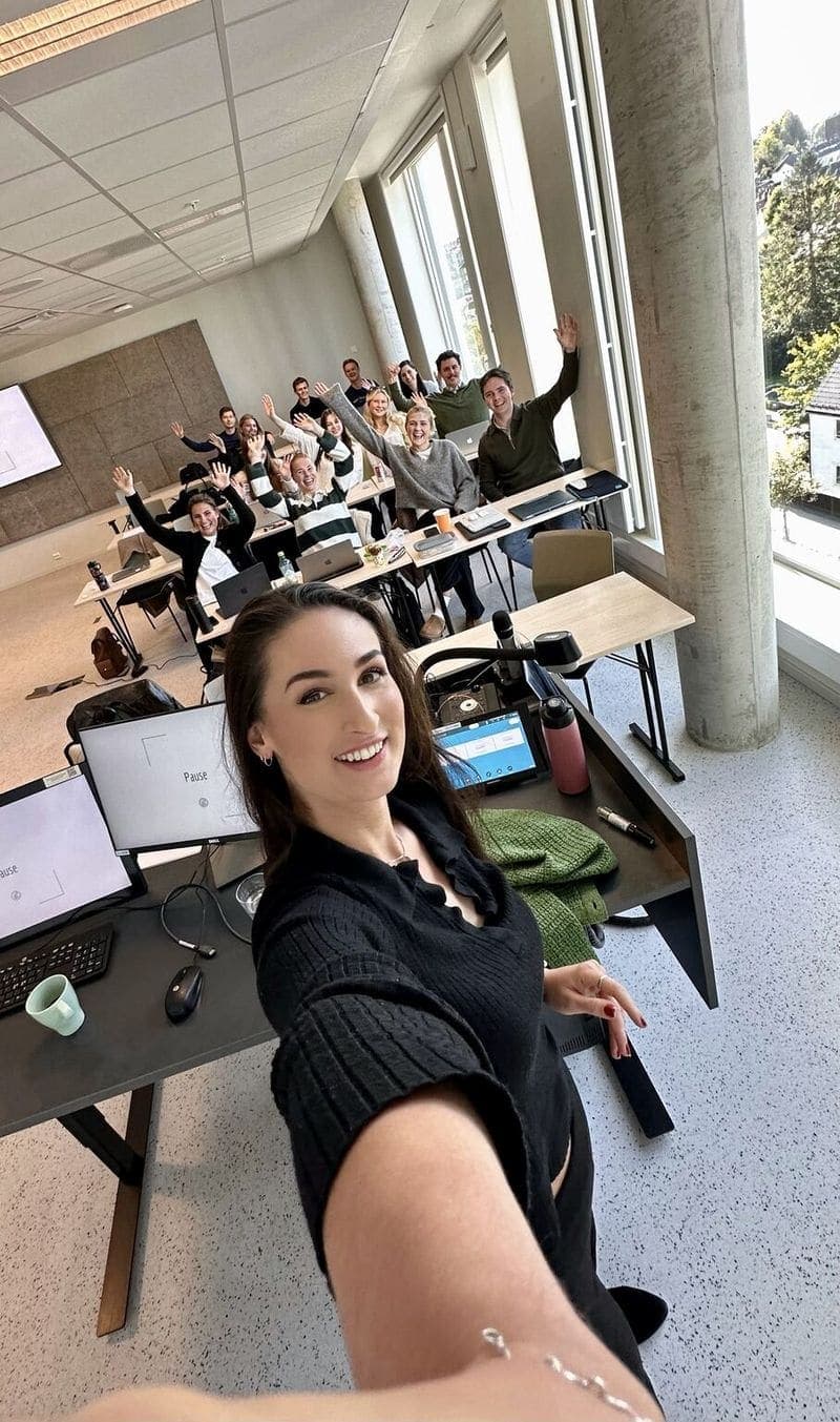 Hana Colakovic tar selfie med masterstudentene ved HVL etter gjesteforelesning