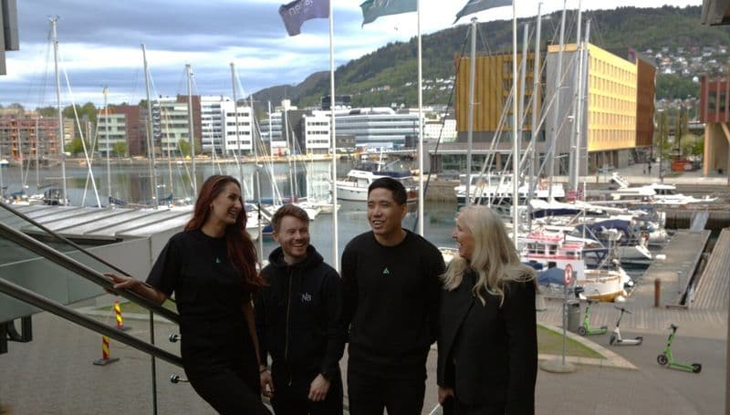 The Atlas team and DNB by the marina (Shifter)